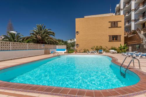 una piscina di fronte a un edificio di Acebuches 30 a San Agustin