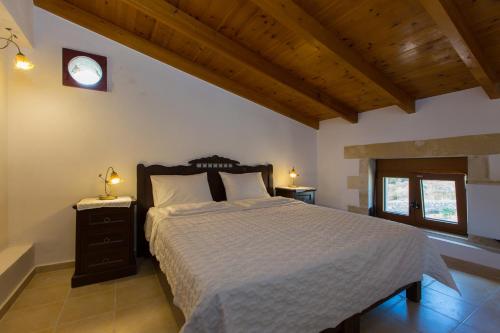 Ένα ή περισσότερα κρεβάτια σε δωμάτιο στο Aeolos Villa