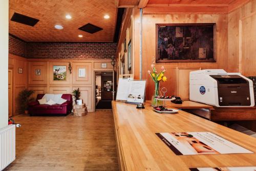 an office with a desk with a computer on it at Hotel Restaurant 7 Berge am Schlehberg in Alfeld