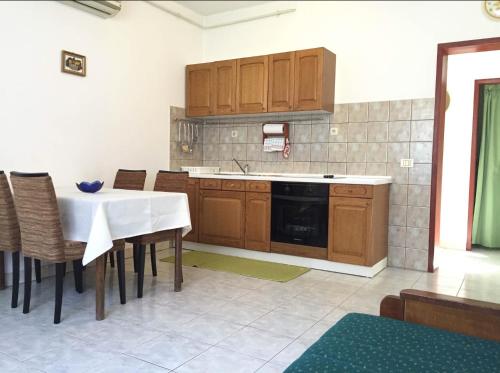 Jankomir的住宿－Kuća Dina - app，厨房配有木制橱柜和桌椅