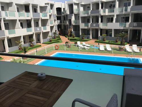Výhled na bazén z ubytování Modern luxury apartment nebo okolí