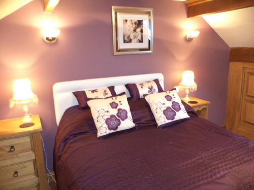 Een bed of bedden in een kamer bij Nightjar Cottage