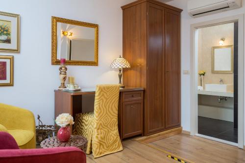 sala de estar con silla y espejo en Romantic Luxury Rooms, en Split