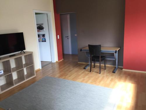 ein Wohnzimmer mit einem Tisch und einem TV in der Unterkunft Ferienwohnung Viers in Bregenz
