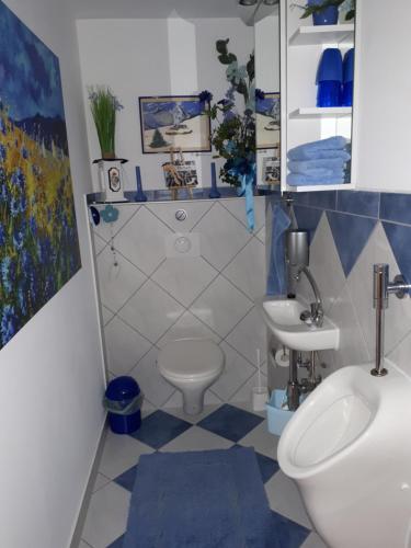 uma casa de banho com um WC e um lavatório em Serpina em Löbsal