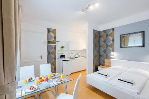 ブダペストにあるPARKING, AC, WIFI 2 room apartment in the centerのキッチン、リビングルーム(テーブル、椅子付)