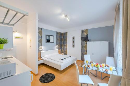 ブダペストにあるPARKING, AC, WIFI 2 room apartment in the centerの小さなリビングルーム(テーブル、椅子付)