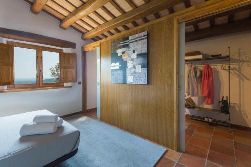 1 dormitorio con cama y armario en Can Jan de Castanyet, en Santa Coloma de Farners