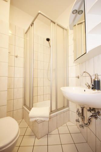 a bathroom with a shower and a sink and a toilet at Ferienwohnung Ballstrasse 28 in Quedlinburg