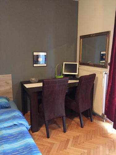 a bedroom with a desk with a laptop computer on it at Apartment Viktor 2 stan na dan in Šabac