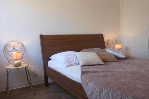 - une chambre avec un lit et 2 lampes sur une table dans l'établissement Le Renoir, à Nice