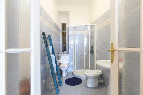 une salle de bains avec douche, toilettes et lavabo dans l'établissement Palazzo BellaVista by Impero House, à Stresa
