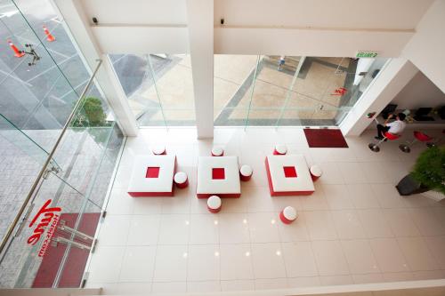 Blick über eine Lobby mit weißen Tischen und Stühlen in der Unterkunft Tune Hotel - Danga Bay Johor in Johor Bahru
