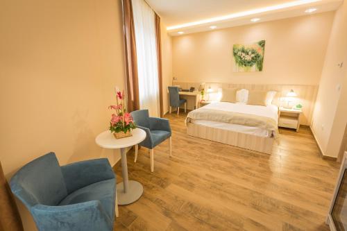 Tempat tidur dalam kamar di Hotel Mar Garni