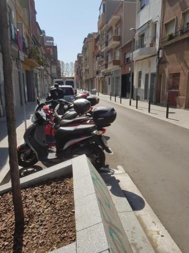 サン・アドリア・デ・ベソスにある4 mints to beach 15 mints to Barcelonaの路脇に停められた一列のバイク