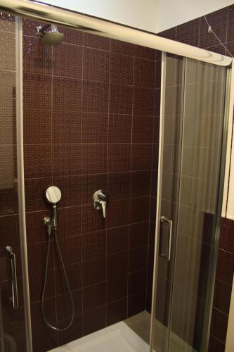 La salle de bains est pourvue d'une douche avec une porte en verre. dans l'établissement Pit Stop Napoli Centrale, à Naples