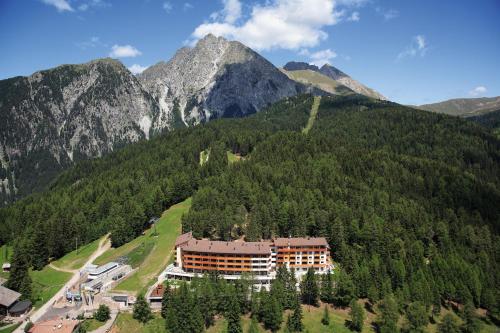 ein Gebäude inmitten eines Berges in der Unterkunft Josef Mountain Resort in Avelengo