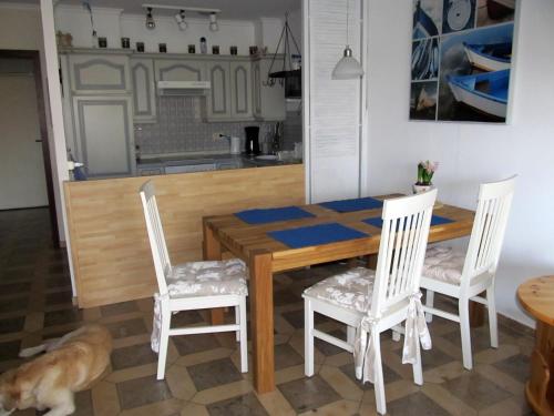 een keuken en eetkamer met een tafel en stoelen bij Albatros in Travemünde
