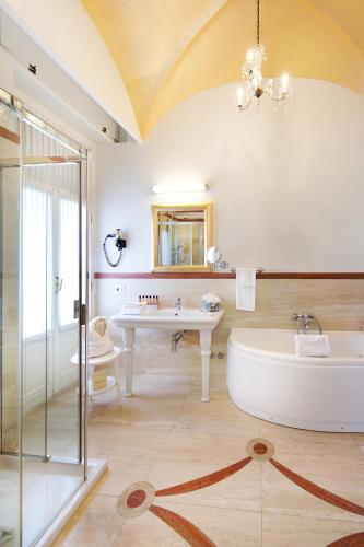 Koupelna v ubytování Grand Hotel Rimini