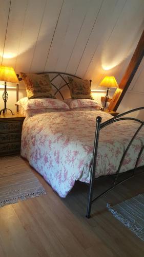une chambre avec un grand lit avec deux lampes dans l'établissement Stargazer, à Saint-Chamassy