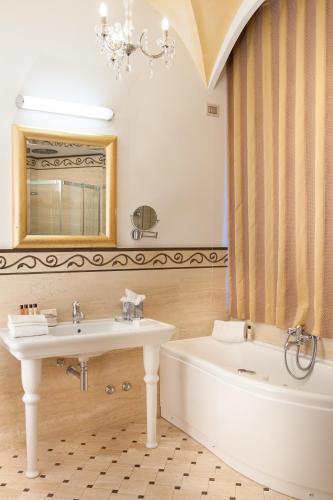 Koupelna v ubytování Grand Hotel Rimini