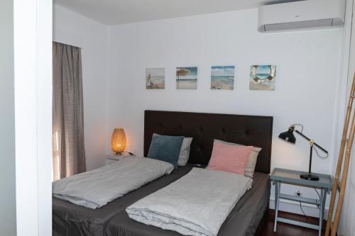 - une chambre avec deux lits et une table avec une lampe dans l'établissement Olhos Do Mar Albufeira, à Albufeira