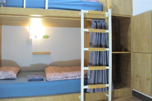 Una cama o camas en una habitación de Stay In Hostel