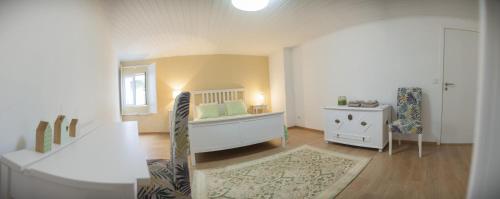 una camera con culla e tavolo di Água de Alto Terrace House a Água de Alto
