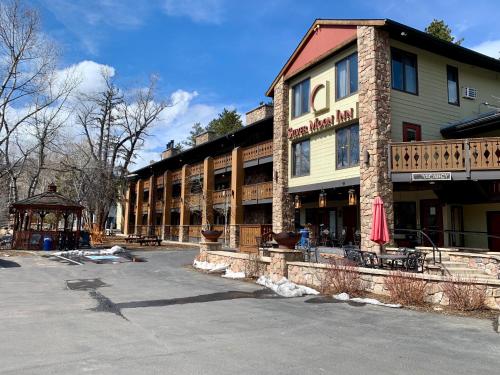 een groot gebouw met een prieel ervoor bij Silver Moon Inn in Estes Park