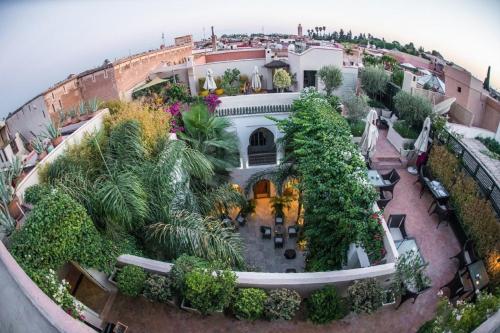 eine Luftansicht eines Hauses mit Pflanzen in der Unterkunft Riad Idra in Marrakesch