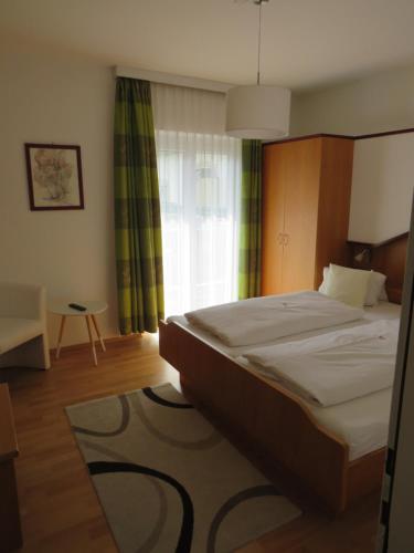 Giường trong phòng chung tại Sportpension Strobl