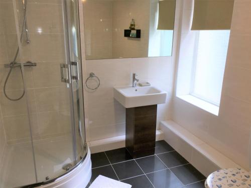 A bathroom at Country House Ashdene 