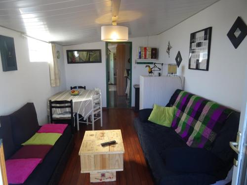 un salon avec un canapé et une table dans l'établissement au coeur de la campagne, à Donzac