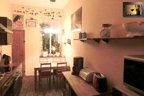 - une cuisine et une salle à manger avec une table et des chaises dans l'établissement Mitten in Leipzig Wohnung 1, à Leipzig