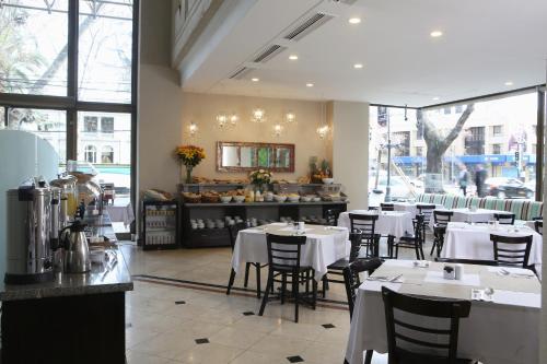 Un restaurante o sitio para comer en MR Hotel Providencia (ex Hotel Neruda)
