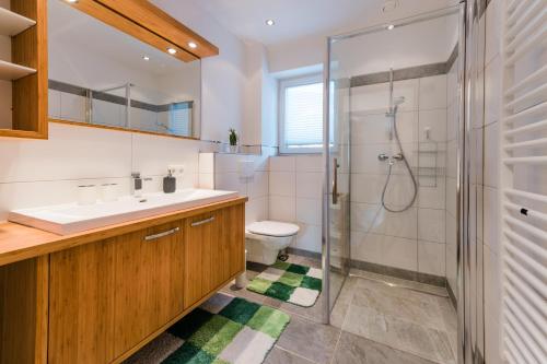 a bathroom with a sink toilet and a shower at Appartment Sorgenfrei in Altenmarkt im Pongau