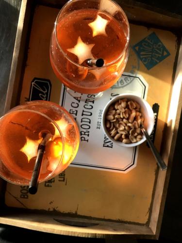 a box with two drinks and a bowl of nuts at Agriturismo Podere Rondinaio in Lamporecchio