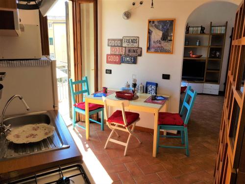 kuchnia i jadalnia ze stołem i krzesłami w obiekcie WelcHOME to Florence! Campo di Marte charming and bright we Florencji