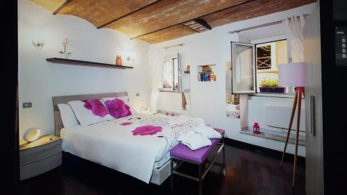 una camera con un letto bianco e una sedia viola di Domus Paradiso Navona a Roma