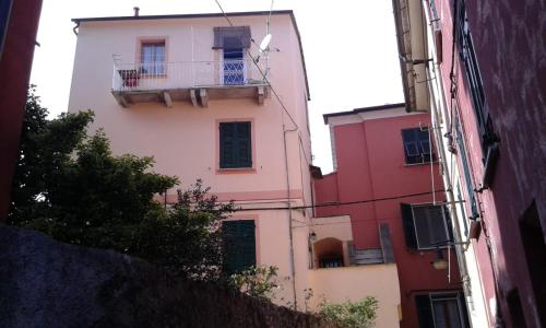 a building with a balcony on the side of it at Il Nido delle Taccole in Fezzano
