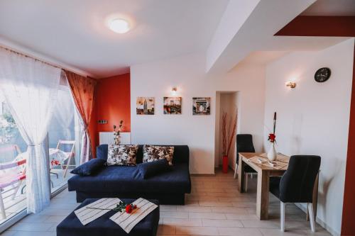 een woonkamer met een bank en een tafel bij Apartment CITY BanjaLuka in Banja Luka