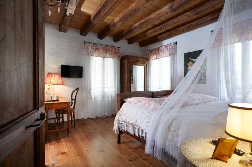 een slaapkamer met een bed met een klamboe bij Locanda Sandi in Valdobbiadene