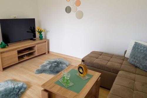 een woonkamer met een bank en een tafel bij Apartments Mobine in Metković