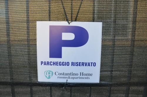a sign on a fence that reads paratechoco rreivo rreivo at Costantino Home in Pompei