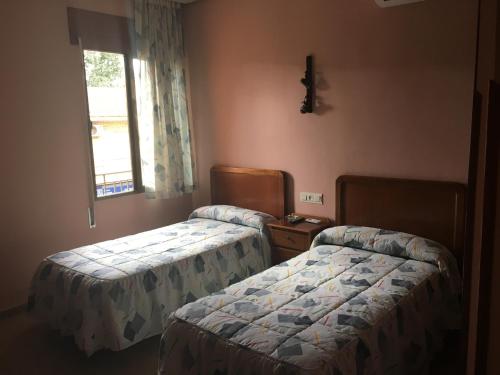 Ένα ή περισσότερα κρεβάτια σε δωμάτιο στο Hostal Moraleda **