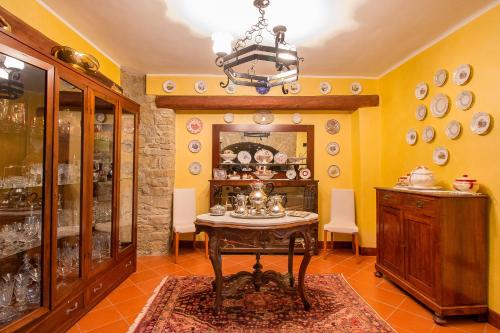a dining room with a table and plates on the wall at Tenuta Pian D'Attesio - Agriturismo in Castelletto Soprano