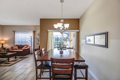 F - New 4 Bedroom Home - 5 Miles to Disney - Free Water Park - Private Pool photo 23