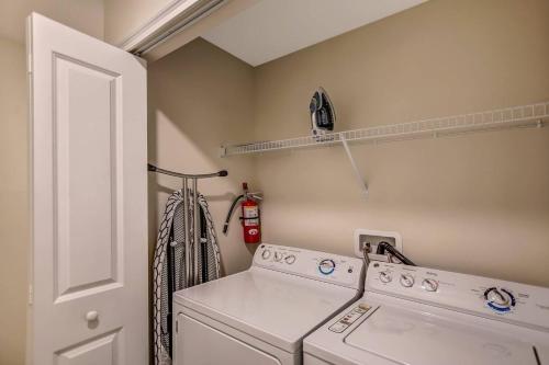 F - New 4 Bedroom Home - 5 Miles to Disney - Free Water Park - Private Pool photo 60