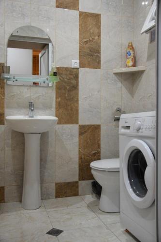 łazienka z pralką i umywalką w obiekcie Librarians' Flat w mieście Tbilisi City