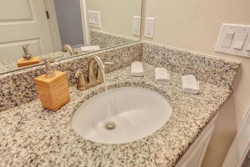 F - New 4 Bedroom Home - 5 Miles to Disney - Free Water Park - Private Pool photo 36